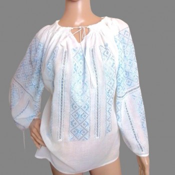 Handgefertigte traditionelle rumänische Bluse mit hellblauem Muster