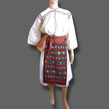Antiguo traje típico rumano de Oltenia