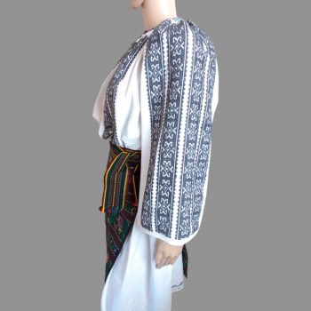 手作りのヴィンテージの本物の伝統的なルーマニアの服