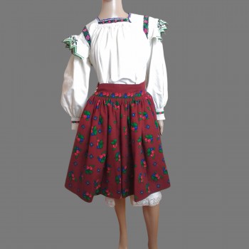 Vêtements traditionnels roumains du Maramures : chemisier roumain fait main et jupe ample taille haute rouge