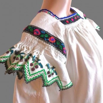 Costume folklorique roumain vintage fait à la main de Maramures