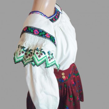 Costume folklorique roumain vintage fait à la main de Maramures