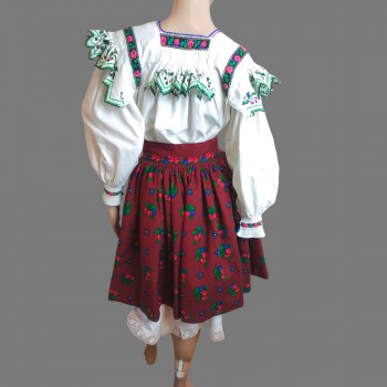 Vêtements traditionnels roumains du Maramures : chemisier roumain fait main et jupe ample taille haute rouge