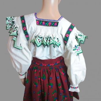 Vêtements traditionnels roumains du Maramures : chemisier roumain fait main et jupe ample taille haute rouge