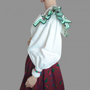 Vêtements traditionnels roumains du Maramures : chemisier roumain fait main et jupe ample taille haute rouge