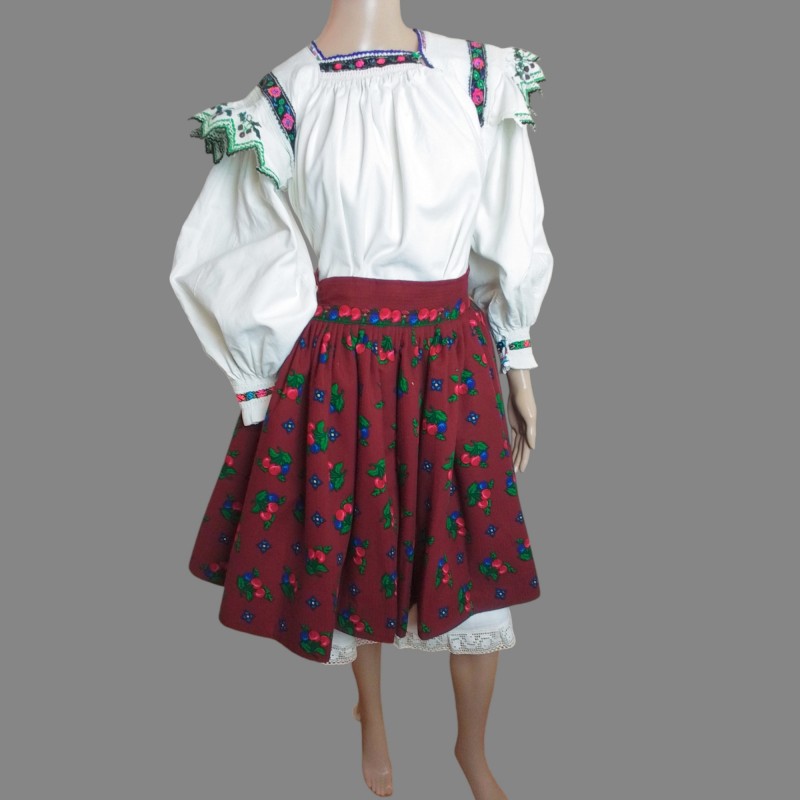 Costume folklorique roumain vintage fait à la main de Maramures Costume folklorique roumain vintage fait à la main de Maramures