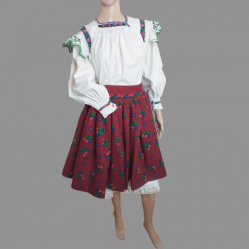 Vêtements traditionnels roumains du Maramures : chemisier roumain fait main et jupe ample taille haute rouge