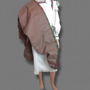 Ropa tradicional rumana de Maramures: blusa rumana hecha a mano y falda roja de talle alto
