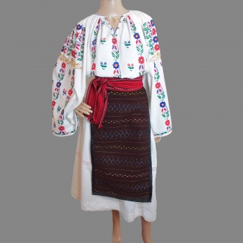 Ancien costume traditionnel roumain fait main d'Olténie