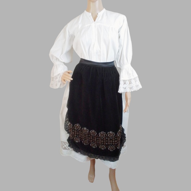 Alte traditionelle rumänische Kleidung aus dem Banat – rumänische Volkstracht Alte traditionelle rumänische Kleidung aus dem Banat – rumänische Volkstracht
