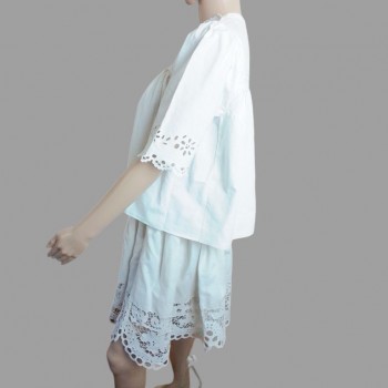 Conjunto de blusa y falda tradicional hecho a mano con intrincados bordados calados de Arad, Transilvania