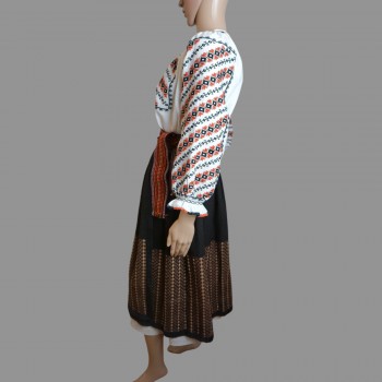 Blusa, faldas y cinturón hechos a mano rumanos vintage: perfectos para coleccionistas