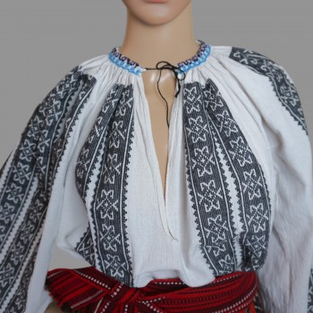 Authentic Vintage Romanian Folk Costume – Traditional 3-Piece Set with Hand-Embroidered Dress, Wool Skirt, and Belt