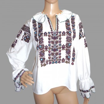 Blusa rumana bordada a mano de los carashovanos de Banat