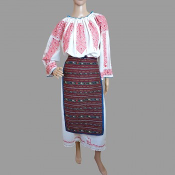 Costum traditional romanesc vechi din Oltenia cu ie romaneasca brodata in rosu