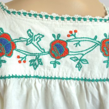 Costume folklorique roumain vintage authentique avec robe brodée à la main et jupe traditionnelle en laine