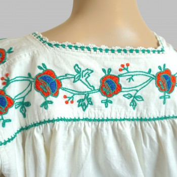 Traje tradicional rumano: vestido, falda de lana y cinturón hechos a mano de la región de Oltenia