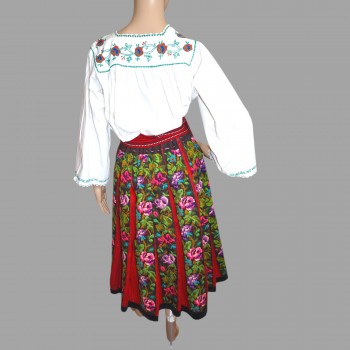 Traje tradicional rumano: vestido, falda de lana y cinturón hechos a mano de la región de Oltenia