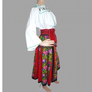Autentisk vintage rumænsk folkekostume med håndbroderet kjole og traditionel uldnederdel