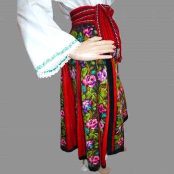 Authentisches rumänisches Vintage-Volkskostüm mit handgesticktem Kleid und traditionellem Wollrock