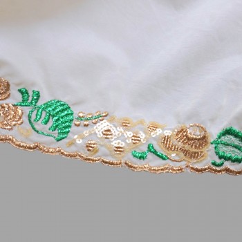 Authentische rumänische Volkstracht mit Bluse, Rock und Samtschürze