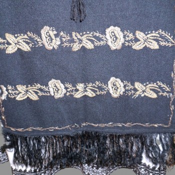 メタリックな刺繍のエプロンが付いた、絶妙なヴィンテージ