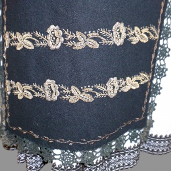 Traditionell rumänsk outfit - Handgjord rumänsk blus med kjol och antika förkläden