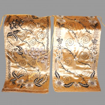 Pereche Rara de Sorturi Vechi din Satin Galben (Catrinte) cu Broderie Manuala din Banat, Romania