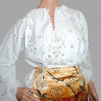 Vintage rumensk folkekostyme fra Banat – håndlaget brodert bluse, tradisjonelt skjørt og silkeforklær (størrelse S)