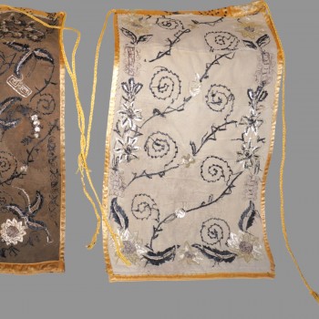Exquisite handbestickte rumänische Volkskleidung mit zarter weißer Stickerei (Größe S oder S-M)