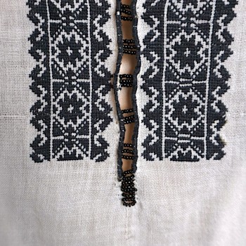 Vintage håndlaget rumensk bluse, skjørt og forklesett med svart korsstingmønster