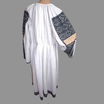 Vintage, handgefertigtes traditionelles rumänisches Kleid