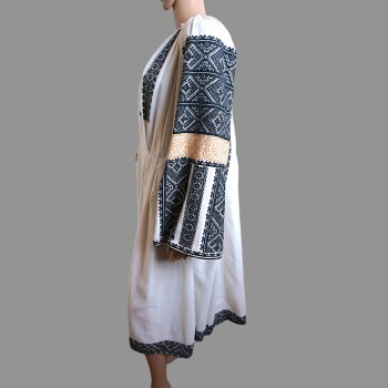 Vintage, handgefertigtes traditionelles rumänisches Kleid