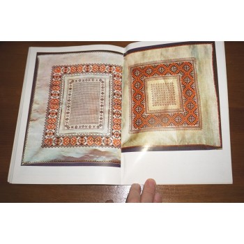 Libro usado sobre manteles tradicionales rumanos con patrones