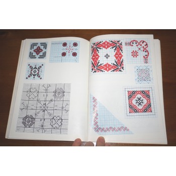 Livre d'occasion sur les nappes traditionnelles roumaines avec motifs