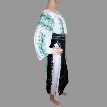 Handgjord rumänsk traditionell dräkt med grön broderad rumänsk blus