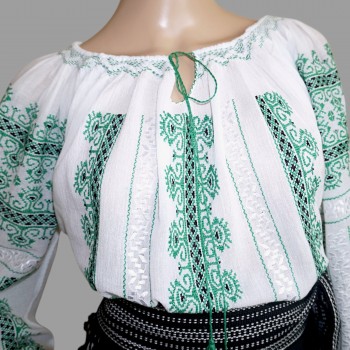 Handgjord rumänsk traditionell dräkt med grön broderad rumänsk blus