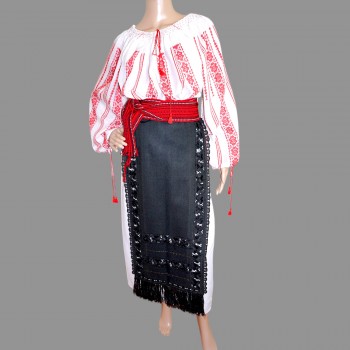 Vêtements folkloriques traditionnels avec chemisier roumain, jupe et tabliers noirs