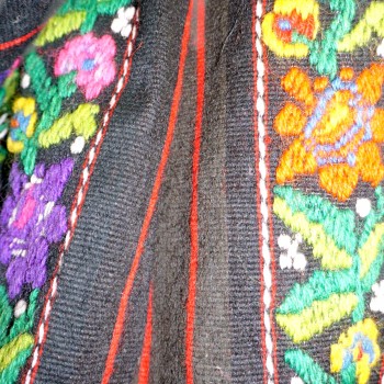 Traje tradicional rumano hecho a mano con falda de lana tradicional rumana