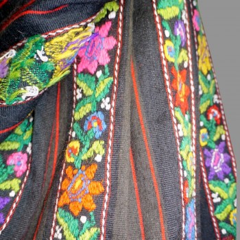 Traje tradicional rumano hecho a mano con falda de lana tradicional rumana