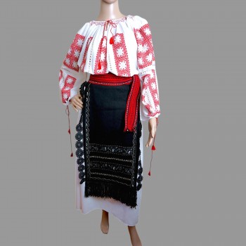 Handbestickte rumänische Bluse, schwarze Wollschürzen, weißer Baumwollrock und traditioneller Gürtel