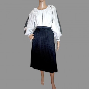 Traditional Romanian Blouse and Pleated Skirt Set – Hand-Embroidered Vintage Costume from Arad, Transylvania