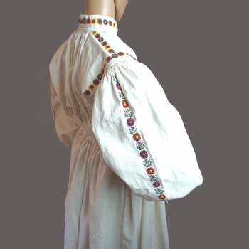 Alte traditionelle rumänische Tracht aus der Region Sălaj – Bluse, Rock und Schürze (Größe M)