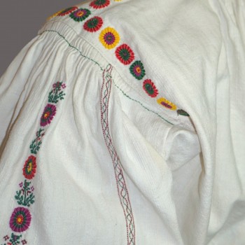 Traditionelle rumänische Volkstracht aus Sălaj – Handgestickte Bluse (Größe M)