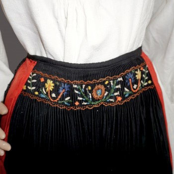 Alte traditionelle rumänische Tracht aus der Region Sălaj – Bluse, Rock und Schürze (Größe M)