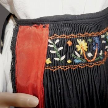 Alte traditionelle rumänische Tracht aus der Region Sălaj – Bluse, Rock und Schürze (Größe M)