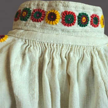 Traditionelle rumänische Volkstracht aus Sălaj – Handgestickte Bluse (Größe M)