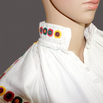 Alte traditionelle rumänische Tracht aus der Region Sălaj – Bluse, Rock und Schürze (Größe M)