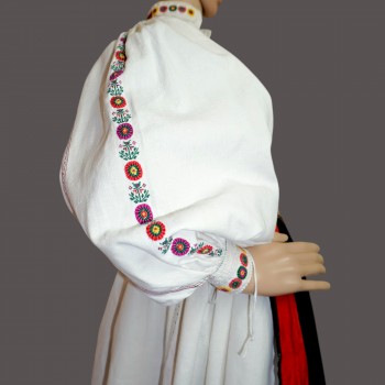 Alte traditionelle rumänische Tracht aus der Region Sălaj – Bluse, Rock und Schürze (Größe M)
