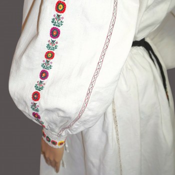 Traditionelle rumänische Volkstracht aus Sălaj – Handgestickte Bluse (Größe M)